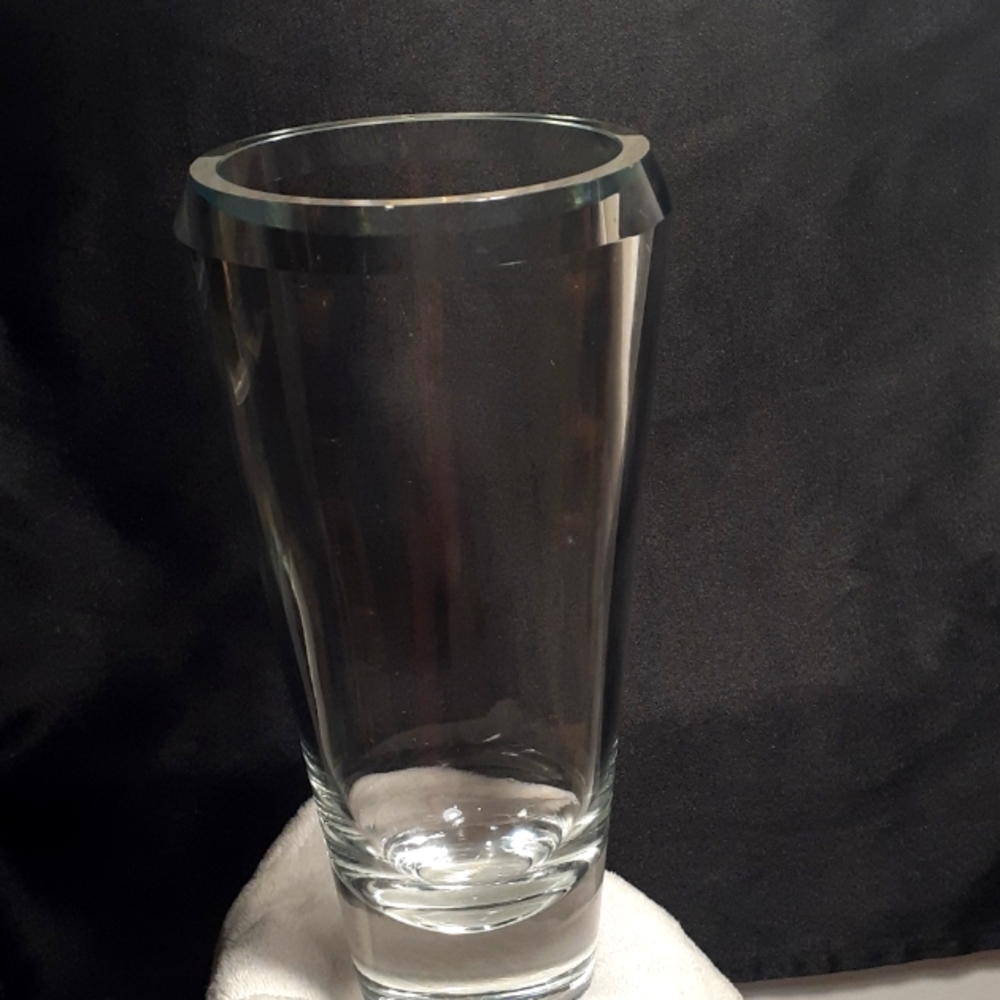 Sleek crystal clear 10" vase. Heavy, weighs nearly 4#. . Fits any decor style.